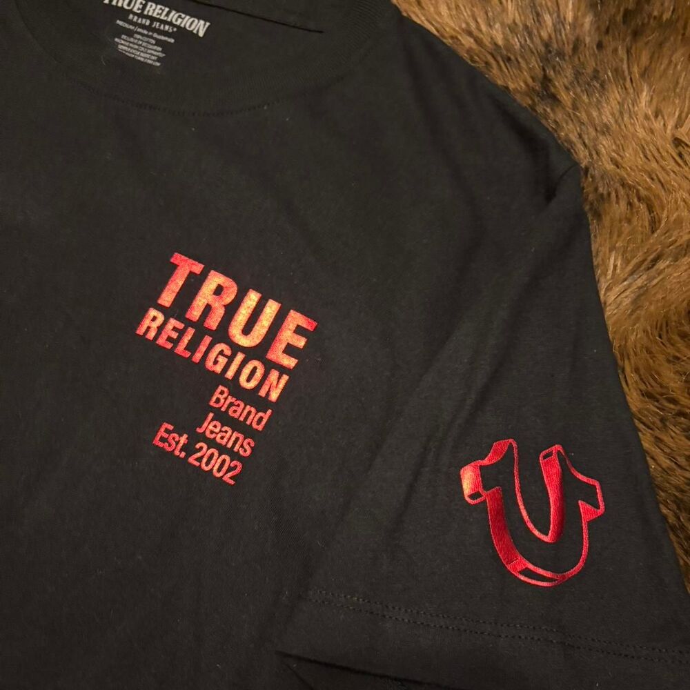 NWT Men’s Medium True Religion Graphic Tee w Red Metallic Lettering Logo Graphic